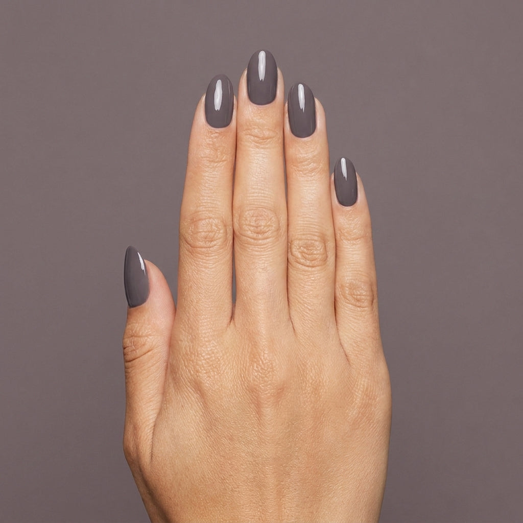 Mano con las uñas pintadas con esmalte tradicional Morgan Taylor Sweater Weather, color Mauves acabado Cream