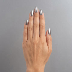 Mano con las uñas pintadas con esmalte tradicional Morgan Taylor Chain Reaction, color Blancos acabado Shimmer