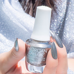 Manicura con esmalte tradicional Morgan Taylor Chain Reaction, color Blancos acabado Shimmer