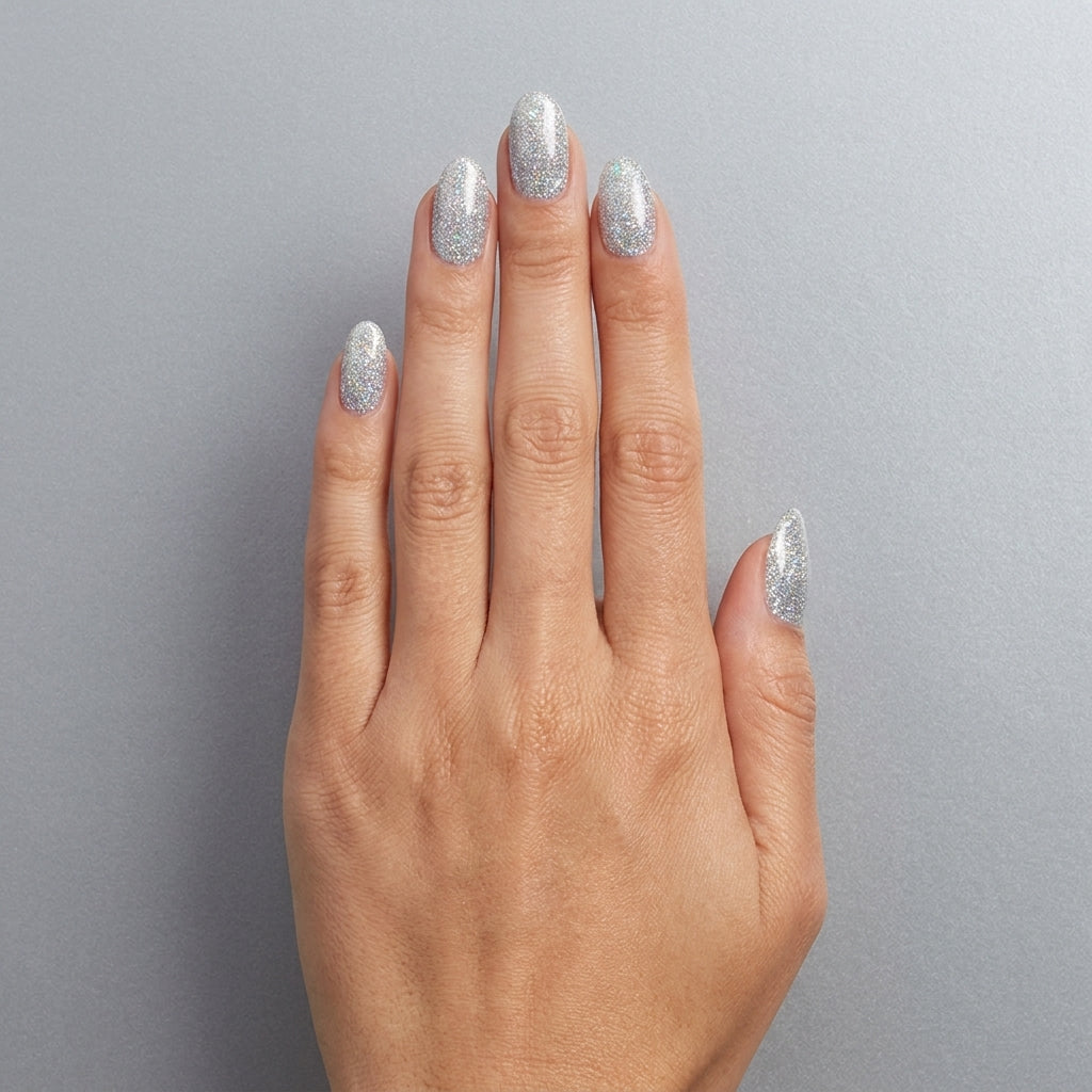 Mano con las uñas pintadas con esmalte tradicional Morgan Taylor Fame Game, color Blancos acabado Glitter