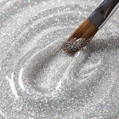 Primer plano del pincel con esmalte tradicional Morgan Taylor Fame Game, color Blancos acabado Glitter, textura del color