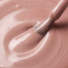 Primer plano del pincel con esmalte tradicional Morgan Taylor No Way Rose, color Nudes acabado Shimmer, textura del color