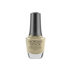 Frasco de esmalte tradicional Morgan Taylor Give Me Gold, color Nudes acabado Glitter, 15 ml, sobre fondo blanco