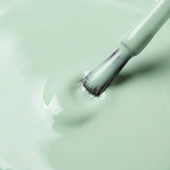 Primer plano del pincel con esmalte tradicional Morgan Taylor Mint Chocolate Chip, color Verdes acabado Cream, textura del color
