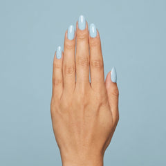 Mano con las uñas pintadas con esmalte tradicional Morgan Taylor Water Baby, color Azules acabado Cream