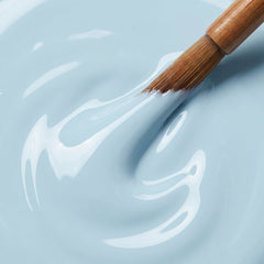 Primer plano del pincel con esmalte tradicional Morgan Taylor Water Baby, color Azules acabado Cream, textura del color