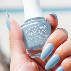 Manicura con esmalte tradicional Morgan Taylor Water Baby, color Azules acabado Cream