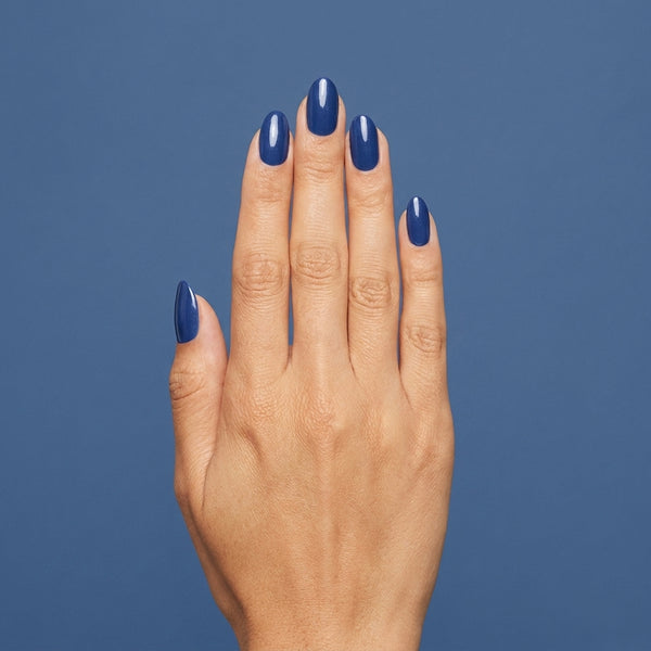 Mano con las uñas pintadas con esmalte tradicional Morgan Taylor Rhythm And Blues, color Azules acabado Shimmer