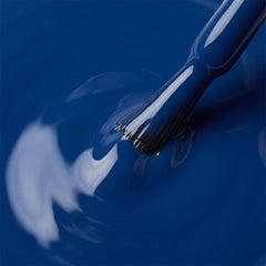 Primer plano del pincel con esmalte tradicional Morgan Taylor Rhythm And Blues, color Azules acabado Shimmer, textura del color