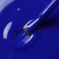 Primer plano del pincel con esmalte tradicional Morgan Taylor Making Waves, color Azules acabado Cream, textura del color