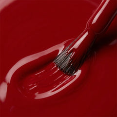 Primer plano del pincel con esmalte tradicional Morgan Taylor Scandalous, color Rojos acabado Cream, textura del color
