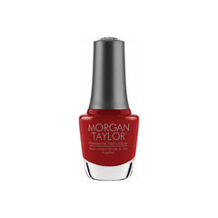 Frasco de esmalte tradicional Morgan Taylor Scandalous, color Rojos acabado Cream, 15 ml, sobre fondo blanco