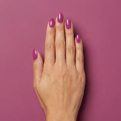 Mano con las uñas pintadas con esmalte tradicional Morgan Taylor Amour Color Please, color Rosas acabado Cream