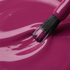 Primer plano del pincel con esmalte tradicional Morgan Taylor Amour Color Please, color Rosas acabado Cream, textura del color