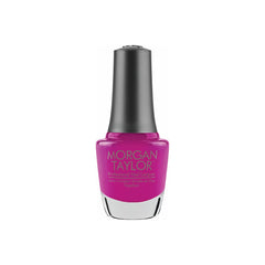 Frasco de esmalte tradicional Morgan Taylor Amour Color Please, color Rosas acabado Cream, 15 ml, sobre fondo blanco