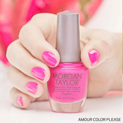 Mano sosteniendo el frasco de esmalte tradicional Morgan Taylor Amour Color Please