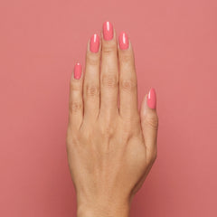 Mano con las uñas pintadas con esmalte tradicional Morgan Taylor Cancan We Dance?, color Rosas acabado Cream