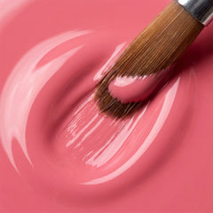 Primer plano del pincel con esmalte tradicional Morgan Taylor Cancan We Dance?, color Rosas acabado Cream, textura del color
