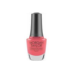 Frasco de esmalte tradicional Morgan Taylor Cancan We Dance?, color Rosas acabado Cream, 15 ml, sobre fondo blanco
