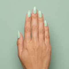 Mano con las uñas pintadas con esmalte tradicional Morgan Taylor Do You Harajuku?, color Verdes acabado Cream