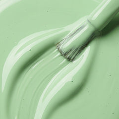 Primer plano del pincel con esmalte tradicional Morgan Taylor Do You Harajuku?, color Verdes acabado Cream, textura del color
