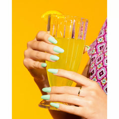 Manicura con esmalte tradicional Morgan Taylor Do You Harajuku?, color Verdes acabado Cream