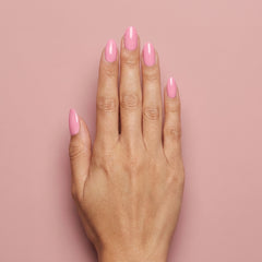 Mano con las uñas pintadas con esmalte tradicional Morgan Taylor Look At You Pink-Achu!, color Rosas acabado Cream
