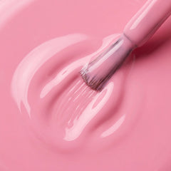Primer plano del pincel con esmalte tradicional Morgan Taylor Look At You Pink-Achu!, color Rosas acabado Cream, textura del color
