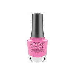 Frasco de esmalte tradicional Morgan Taylor Look At You Pink-Achu!, color Rosas acabado Cream, 15 ml, sobre fondo blanco