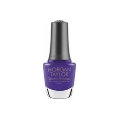 Frasco de esmalte tradicional Morgan Taylor Anime-Zing Color!, color Morados acabado Cream, 15 ml, sobre fondo blanco