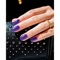 Manicura con esmalte tradicional Morgan Taylor Anime-Zing Color!, color Morados acabado Cream