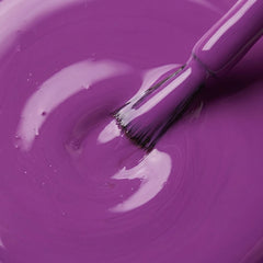 Primer plano del pincel con esmalte tradicional Morgan Taylor Tokyo a Go Go, color Morados acabado Cream, textura del color