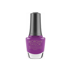 Frasco de esmalte tradicional Morgan Taylor Tokyo a Go Go, color Morados acabado Cream, 15 ml, sobre fondo blanco