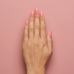 Mano con las uñas pintadas con esmalte tradicional Morgan Taylor Manga-Round With Me, color Mauves acabado Cream