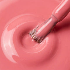 Primer plano del pincel con esmalte tradicional Morgan Taylor Manga-Round With Me, color Mauves acabado Cream, textura del color