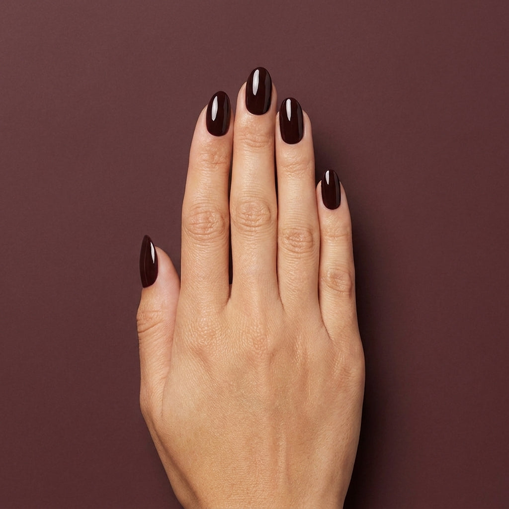 Mano con las uñas pintadas con esmalte tradicional Morgan Taylor Pumps Or Cowboy Boots?, color Negros acabado Cream