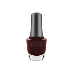 Frasco de esmalte tradicional Morgan Taylor A Touch Of Sass, color Borgoñas acabado Cream, 15 ml, sobre fondo blanco