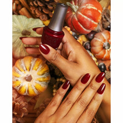 Manicura con esmalte tradicional Morgan Taylor A Touch Of Sass, color Borgoñas acabado Cream
