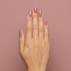 Mano con las uñas pintadas con esmalte tradicional Morgan Taylor Tex'as Me Later, color Mauves acabado Shimmer