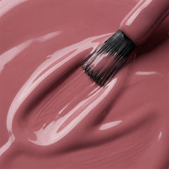 Primer plano del pincel con esmalte tradicional Morgan Taylor Tex'as Me Later, color Mauves acabado Shimmer, textura del color