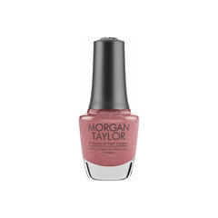 Frasco de esmalte tradicional Morgan Taylor Tex'as Me Later, color Mauves acabado Shimmer, 15 ml, sobre fondo blanco