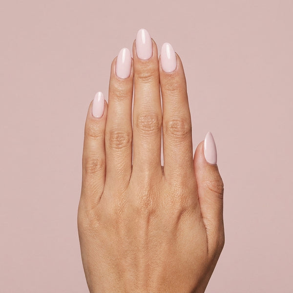 Mano con las uñas pintadas con esmalte tradicional Morgan Taylor Tan My Hide, color Nudes acabado Cream