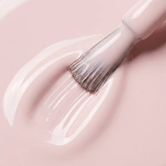 Primer plano del pincel con esmalte tradicional Morgan Taylor Tan My Hide, color Nudes acabado Cream, textura del color