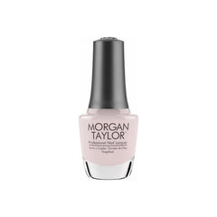 Frasco de esmalte tradicional Morgan Taylor Tan My Hide, color Nudes acabado Cream, 15 ml, sobre fondo blanco