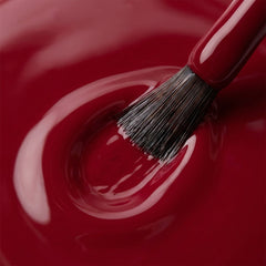 Primer plano del pincel con esmalte tradicional Morgan Taylor Ruby Two-Shoes, color Rojos acabado Cream, textura del color