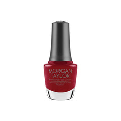 Frasco de esmalte tradicional Morgan Taylor Ruby Two-Shoes, color Rojos acabado Cream, 15 ml, sobre fondo blanco