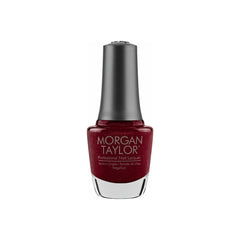 Frasco de esmalte tradicional Morgan Taylor I'm So Hot, color Borgoñas acabado Shimmer, 15 ml, sobre fondo blanco