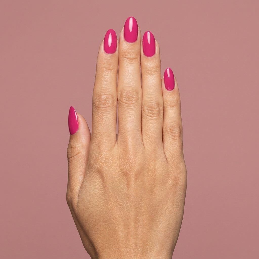 Mano con las uñas pintadas con esmalte tradicional Morgan Taylor Don't Pansy Around, color Rosas acabado Cream