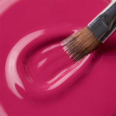 Primer plano del pincel con esmalte tradicional Morgan Taylor Don't Pansy Around, color Rosas acabado Cream, textura del color