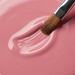 Primer plano del pincel con esmalte tradicional Morgan Taylor Prim-Rose And Proper, color Rosas acabado Cream, textura del color